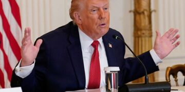 Os mercados enfrentam um novo impacto, enquanto Trump promete tarifa à Europa por Groenlândia