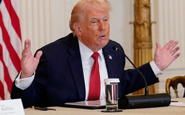 Os mercados enfrentam um novo impacto, enquanto Trump promete tarifa à Europa por Groenlândia
