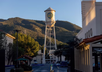 Após o conselho da Warner rejeitar a proposta, a Paramount opta por mantê-la