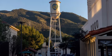 Após o conselho da Warner rejeitar a proposta, a Paramount opta por mantê-la