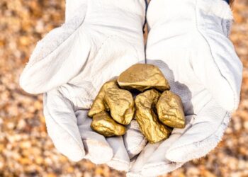 Aura sobe 6% com ouro atingindo recorde histórico