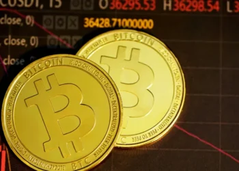 O Bitcoin atinge o maior valor em dois meses, chegando a US$ 96.240, enquanto altcoins disparam e posições vendidas são pressionadas