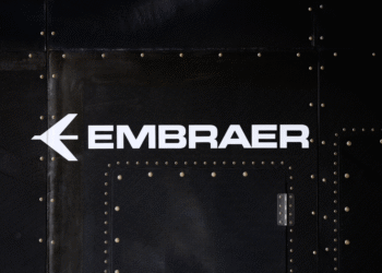 Na Bolsa, as ações da Embraer registram uma alta de quase 5%