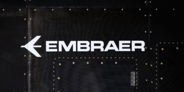 Na Bolsa, as ações da Embraer registram uma alta de quase 5%