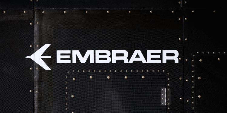 Na Bolsa, as ações da Embraer registram uma alta de quase 5%