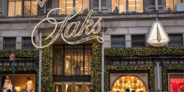 Saks procura um empréstimo de até US$ 1 bilhão para prevenir a falência