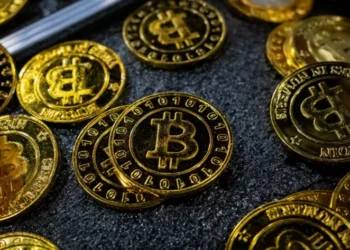 O Bitcoin mantém seu valor em US$ 84.000, porém, segundo analistas, pode cair para US$ 70.000 se o suporte falhar