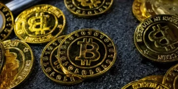 O Bitcoin mantém seu valor em US$ 84.000, porém, segundo analistas, pode cair para US$ 70.000 se o suporte falhar