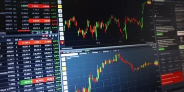 Ibovespa atinge novo recorde histórico, encerrando o dia em 175,7 mil pontos, enquanto o dólar recua para R$ 5,28