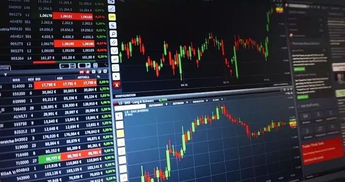 Ibovespa atinge novo recorde histórico, encerrando o dia em 175,7 mil pontos, enquanto o dólar recua para R$ 5,28