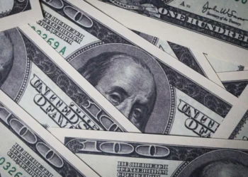 Dólar recua para R$ 5,20, e Bolsa atinge recorde histórico