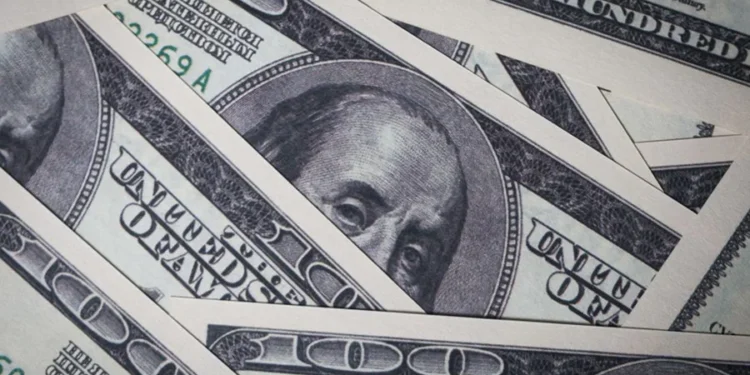 Dólar recua para R$ 5,20, e Bolsa atinge recorde histórico