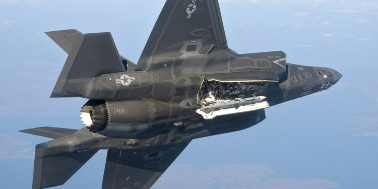 Lockheed Martin firma acordo com o Pentágono para aumentar em três vezes a fabricação de mísseis