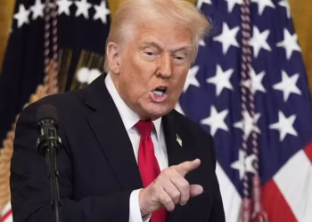 Trump anuncia imposto de 25% sobre países que fazem negócios com o Irã; Brasil pode ser impactado