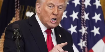Trump anuncia imposto de 25% sobre países que fazem negócios com o Irã; Brasil pode ser impactado