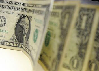 Com o cenário eleitoral e a redução das tensões geopolíticas, o dólar caiu e encerrou o dia cotado a R$ 5,36