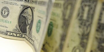 Com o cenário eleitoral e a redução das tensões geopolíticas, o dólar caiu e encerrou o dia cotado a R$ 5,36