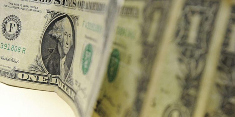 Com o cenário eleitoral e a redução das tensões geopolíticas, o dólar caiu e encerrou o dia cotado a R$ 5,36