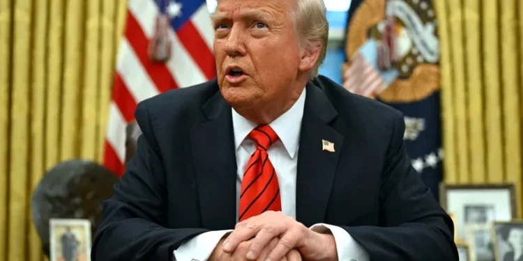 Trump estabelece uma tarifa de 25% sobre determinados semicondutores e se prepara para aplicar tarifas sobre minerais essenciais