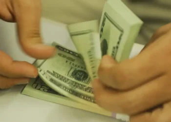 Após a invasão à Venezuela, o dólar caiu para R$ 5,40