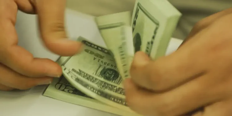 Após a invasão à Venezuela, o dólar caiu para R$ 5,40
