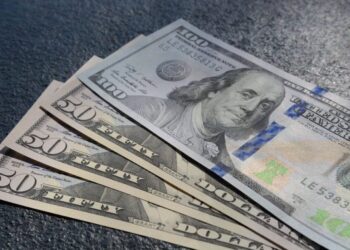 Fuga de capitais nos EUA pressiona o dólar e mercado brasileiro vê fluxo estrangeiro recorde em 2025
