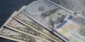 Fuga de capitais nos EUA pressiona o dólar e mercado brasileiro vê fluxo estrangeiro recorde em 2025