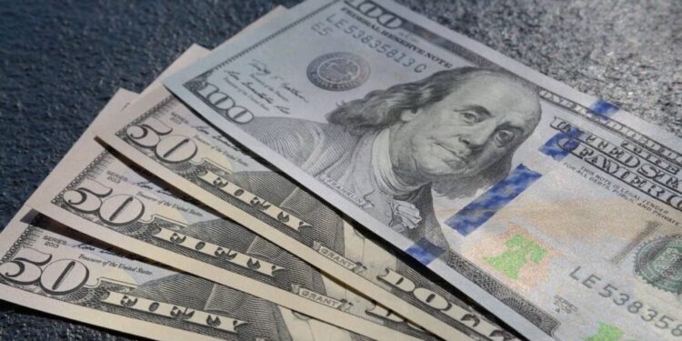 Fuga de capitais nos EUA pressiona o dólar e mercado brasileiro vê fluxo estrangeiro recorde em 2025
