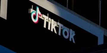 TikTok encerra processo judicial ao firmar acordo para estabelecer entidade nos Estados Unidos