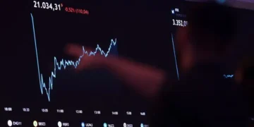 Pela primeira vez, a bolsa fecha acima de 166 mil pontos, atingindo um recorde