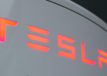 Após a Nvidia anunciar modelos de IA de código aberto para veículos, as ações da Tesla caem