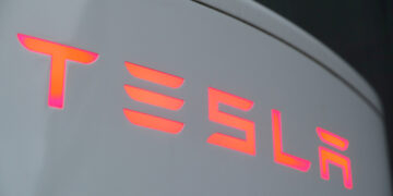 Após a Nvidia anunciar modelos de IA de código aberto para veículos, as ações da Tesla caem