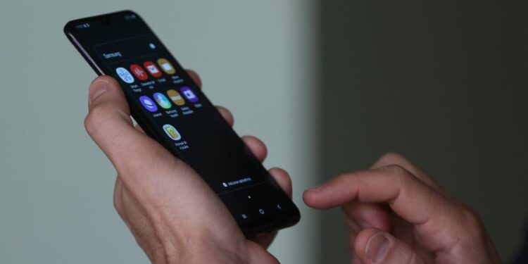A falta de acesso à internet ou a smartphones, bem como as dificuldades no uso, excluem cerca de 25% da população brasileira do Pix