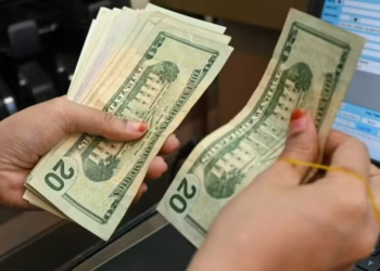 Dólar atinge menor valor em 21 meses, enquanto bolsa registra recorde