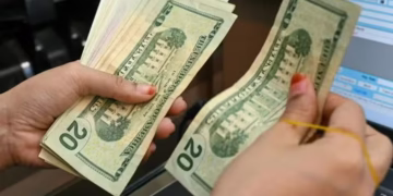 Dólar atinge menor valor em 21 meses, enquanto bolsa registra recorde