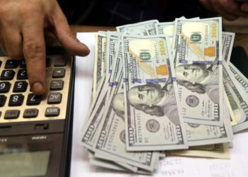 Com dados econômicos e ata do Fed em foco, dólar registra alta de 0,2%, alcançando R$ 5,24