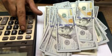 Com dados econômicos e ata do Fed em foco, dólar registra alta de 0,2%, alcançando R$ 5,24