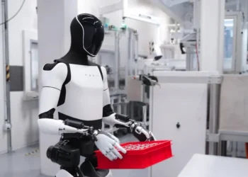 Tesla reduz a fabricação de veículos e intensifica investimentos em robôs humanoides