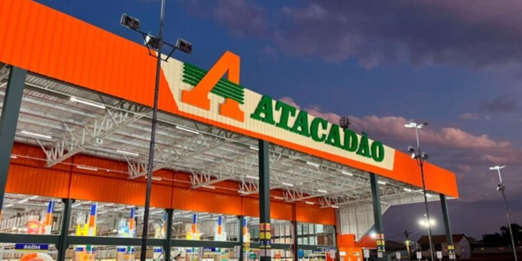 Carrefour confirma a venda de 22 propriedades do Atacadão para Fundos de Investimento Imobiliário (FIIs) por um valor aproximado de R$ 1 bilhão