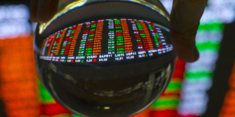 Ibovespa avança 1,3%, impulsionado por Petrobras e Axia; dólar encerra o dia estável, cotado a R$ 5,22
