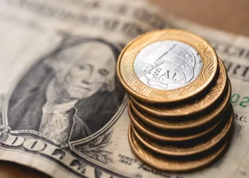 Hoje, o dólar sobe para R$ 5,13, acompanhando o mercado externo em um dia de perdas para os ativos brasileiros.