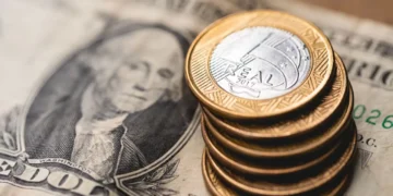 Hoje, o dólar sobe para R$ 5,13, acompanhando o mercado externo em um dia de perdas para os ativos brasileiros.