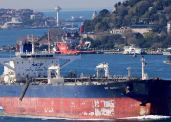 Irã fecha parte do estreito de Ormuz durante negociações com os EUA; preço do petróleo cai mais de 1%