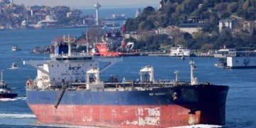Irã fecha parte do estreito de Ormuz durante negociações com os EUA; preço do petróleo cai mais de 1%