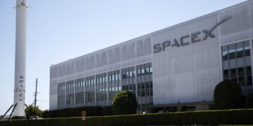 SpaceX está planejando um IPO de até US$ 50 bilhões e analisando a estrutura para preservar o controle com Elon Musk