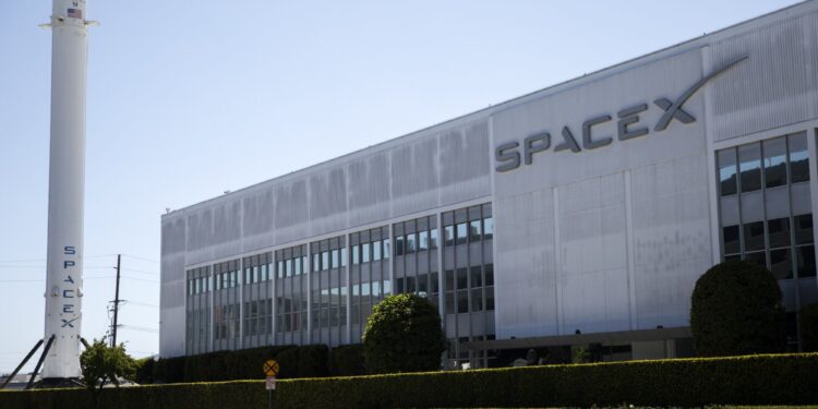 SpaceX está planejando um IPO de até US$ 50 bilhões e analisando a estrutura para preservar o controle com Elon Musk