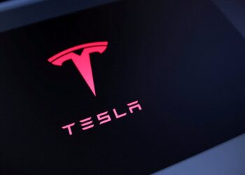 Após julgamento de acidente fatal, Tesla registra perda de US$ 243 milhões