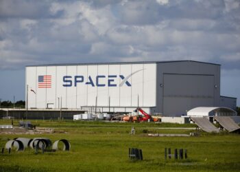 A SpaceX está buscando a aprovação nos Estados Unidos para lançar satélites que irão abastecer data centers de IA