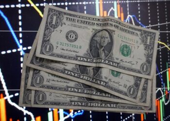Após atingir um recorde, o Ibovespa apresenta queda, enquanto o dólar diminui para R$ 5,13, influenciado pelo cenário externo e pelas eleições