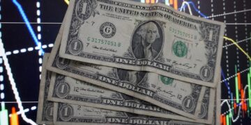 Após atingir um recorde, o Ibovespa apresenta queda, enquanto o dólar diminui para R$ 5,13, influenciado pelo cenário externo e pelas eleições